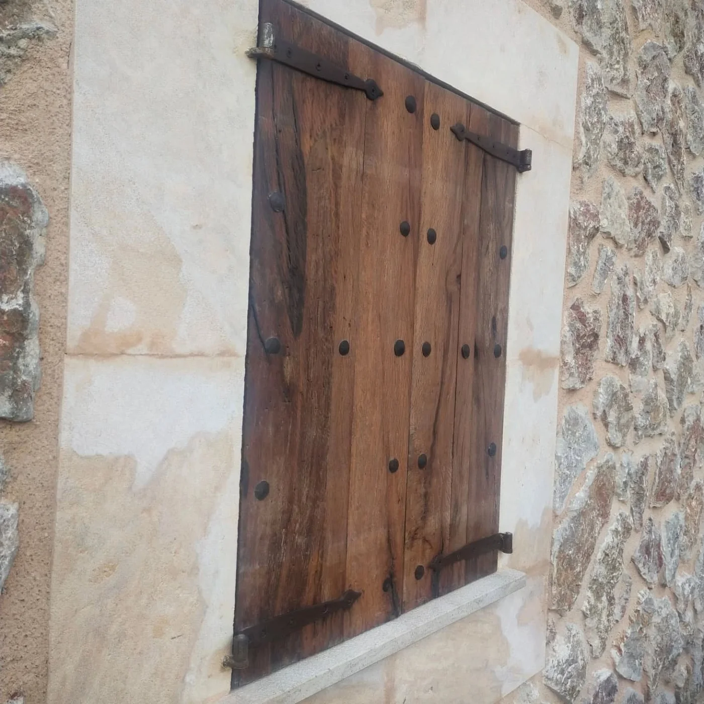 Ventana mallorquina restaurada — foto 2