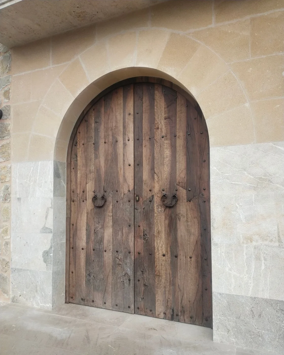 Puerta de arco rústica